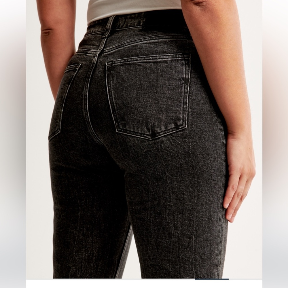 ABERCROMBIE - CURVE LOVE HIGH RISE MOM JEANS